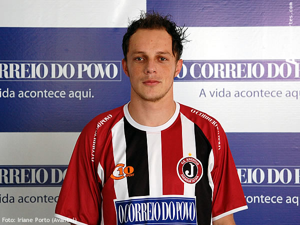 Meia Max faz grande partida e comanda goleada do Juventos-SC