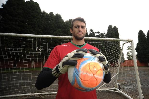Goleiro Enderson acerta com Rio Branco-PR